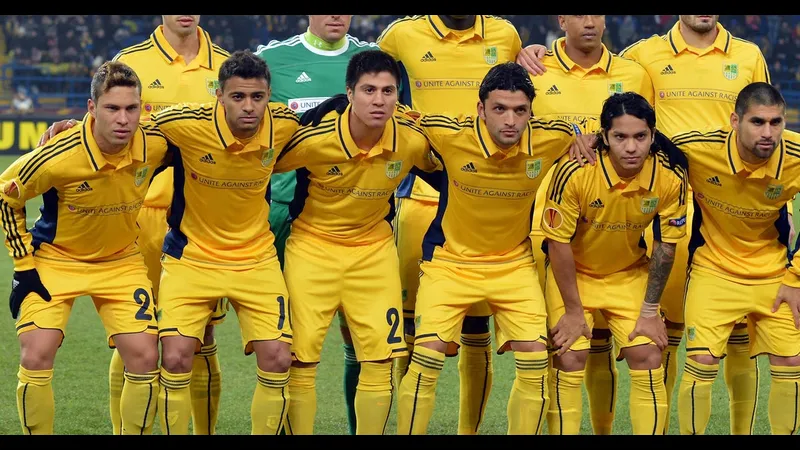 Cầu thủ Salzburg và Kharkiv tranh chấp bóng trên sân