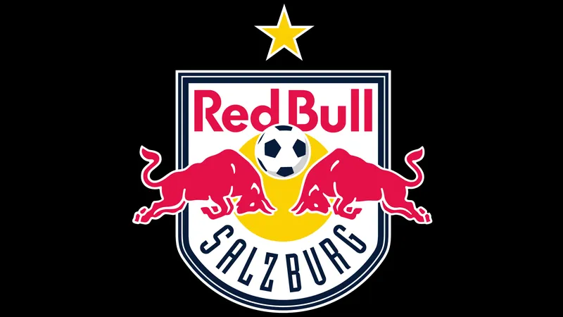Cầu thủ Salzburg và Kharkiv tranh chấp bóng giữa trận đấu