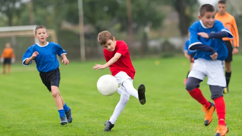 Cầu thủ Sport Boys giữ bóng trước sự áp đảo của đối thủ Comerciantes