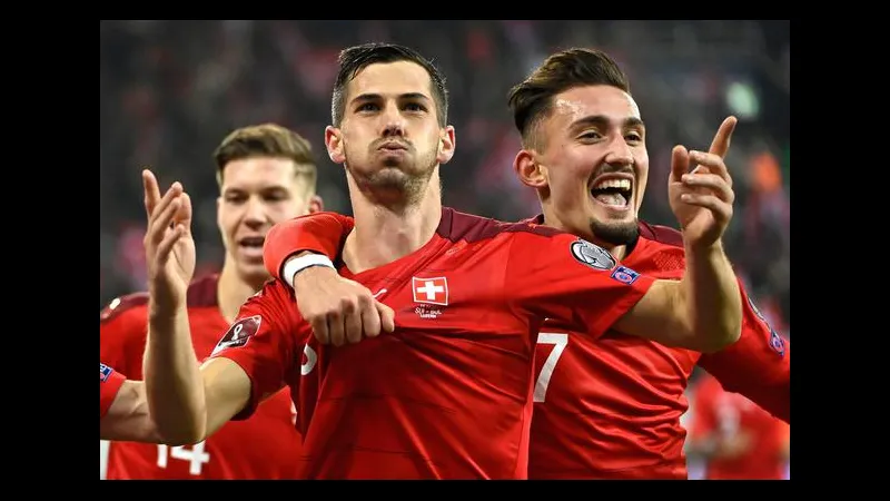 Cầu thủ Thụy Sĩ thực hiện cú sút mạnh vào khung thành Argentina Cầu thủ Thụy Sĩ thực hiện cú sút mạnh vào khung thành Argentina